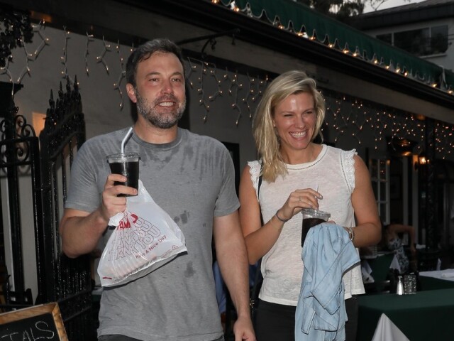 Herec a režisér Ben Affleck a jeho nová priateľka Lindsay Shookus.