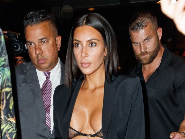 Televízna celebrita Kim Kardashian prichádza do reštaurácie v New Yorku. 