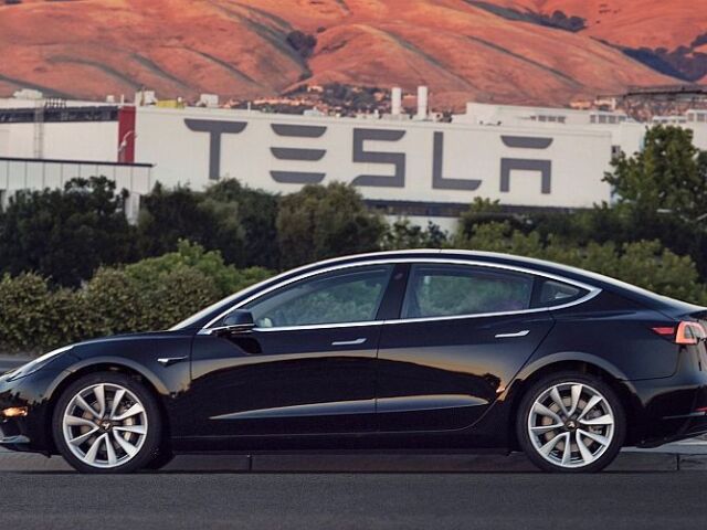 Tesla Model 3 - prvý exemplár