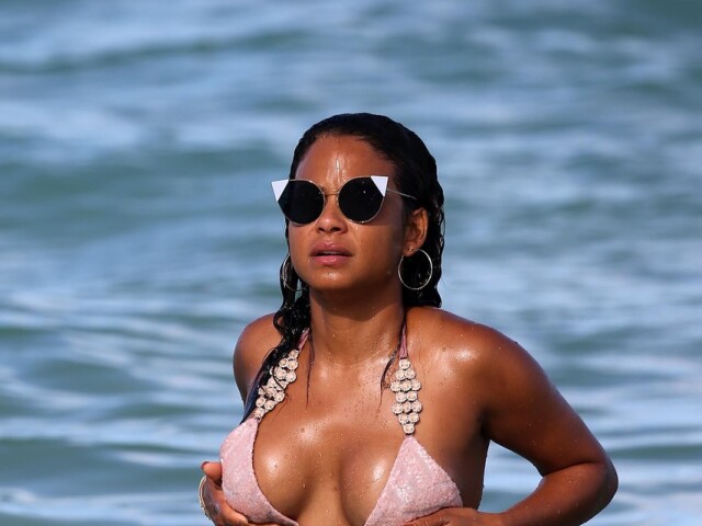 Speváčka a herečka Christina Milian na pláži v Miami. 