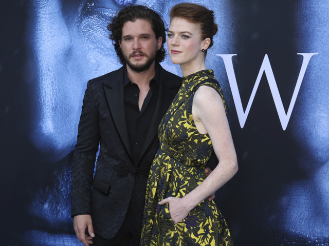 Kit Harington prišiel na premiéru so svojou priateľkou Rose Leslie