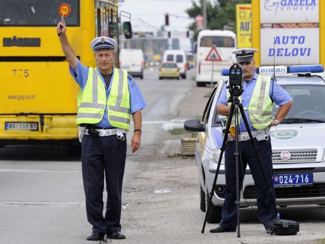 policajti, polícia, dopravná kontrola, premávka, radar, povolená rýchlosť, dopravný priestupok, pokuta