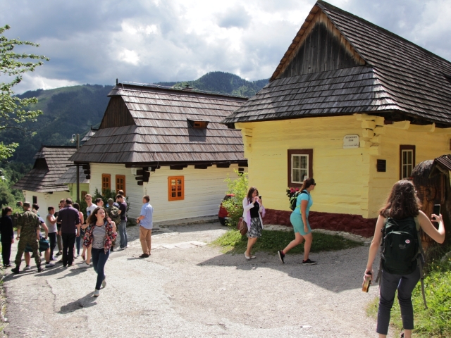 vlkolínec, slovensko, turisti