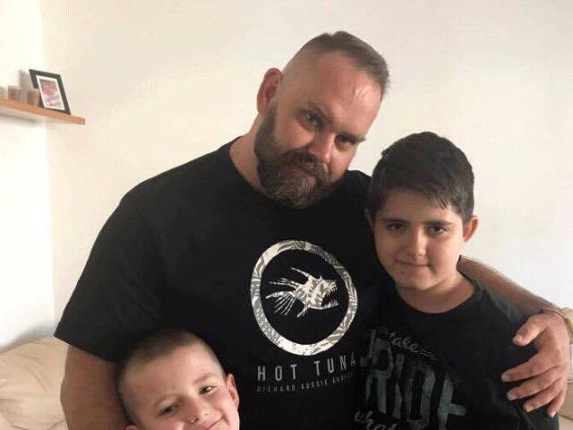 Zakladateľ OZ Som iný Peter Ostružiar so synom Samkom a Oliverom. 