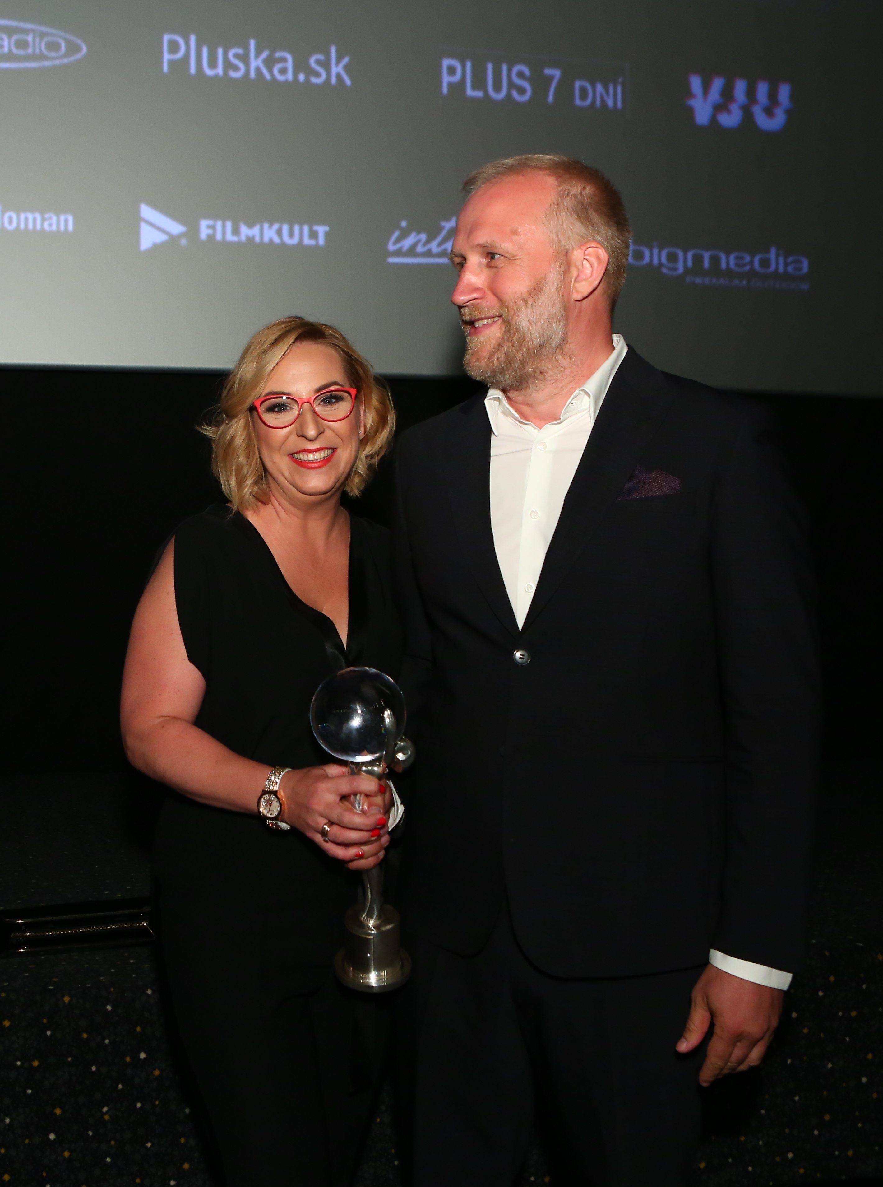 Režisér Čiary Peter Bebjak získal na festivale v Karlových Varoch cenu pre najlepšiu réžiu. Na snímke s Wandou Adamík Hrycovou, ktorá film produkovala.
