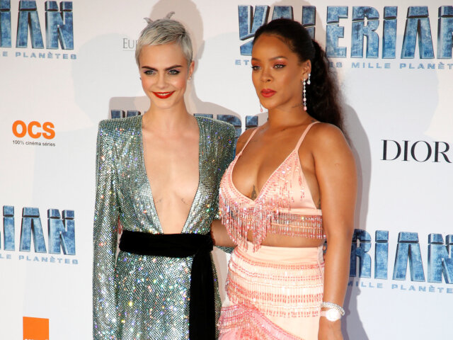 Rihanna (vpravo) a modelka a herečka Cara Delevingne 