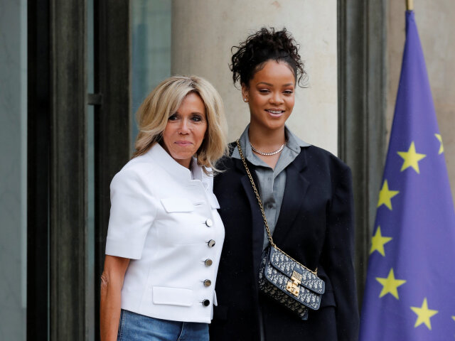 Rihanna (vpravo) v spoločnosti Brigitte Macron