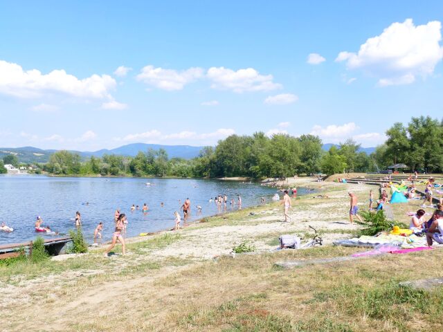 Zelená voda, kúpanie, jazero, leto, rekreanti, leto, plavky