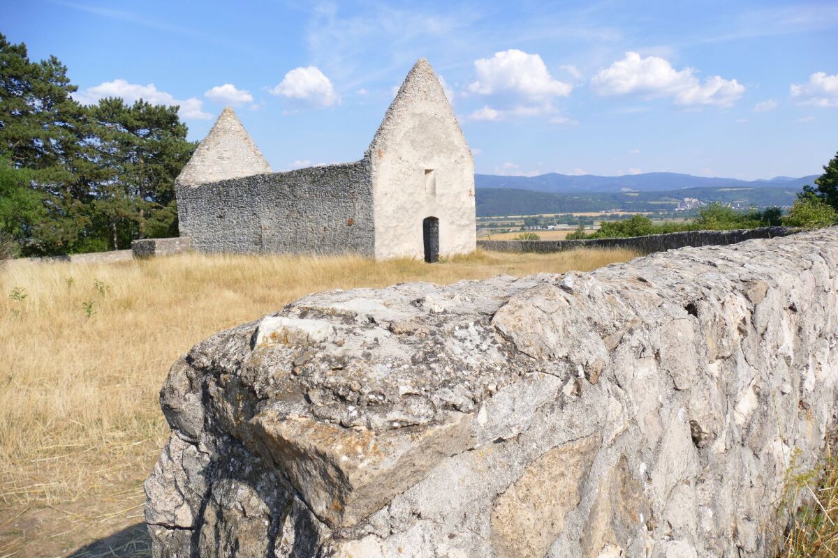Haluzice, kostol, zrúcanina