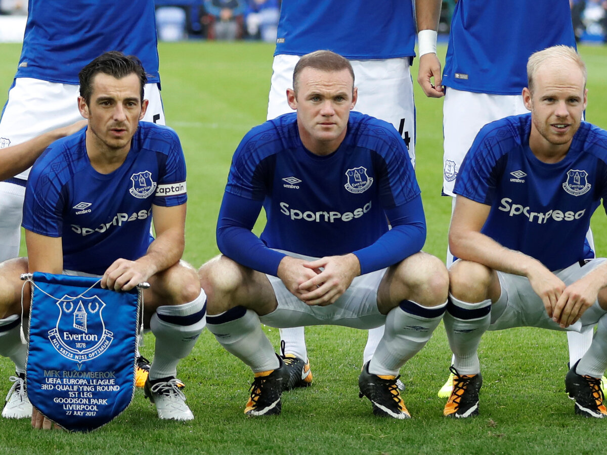 Leighton Baines (prvý zľava)