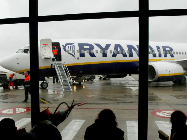 Ryanair, lietadlo, dážď, pasažieri