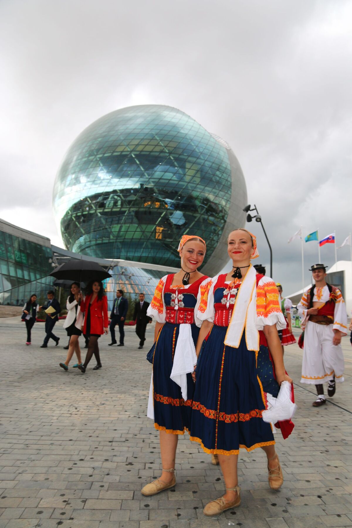 Astana, Kazachstan, folklór Lúčnica, účničarky pred K pavilonom