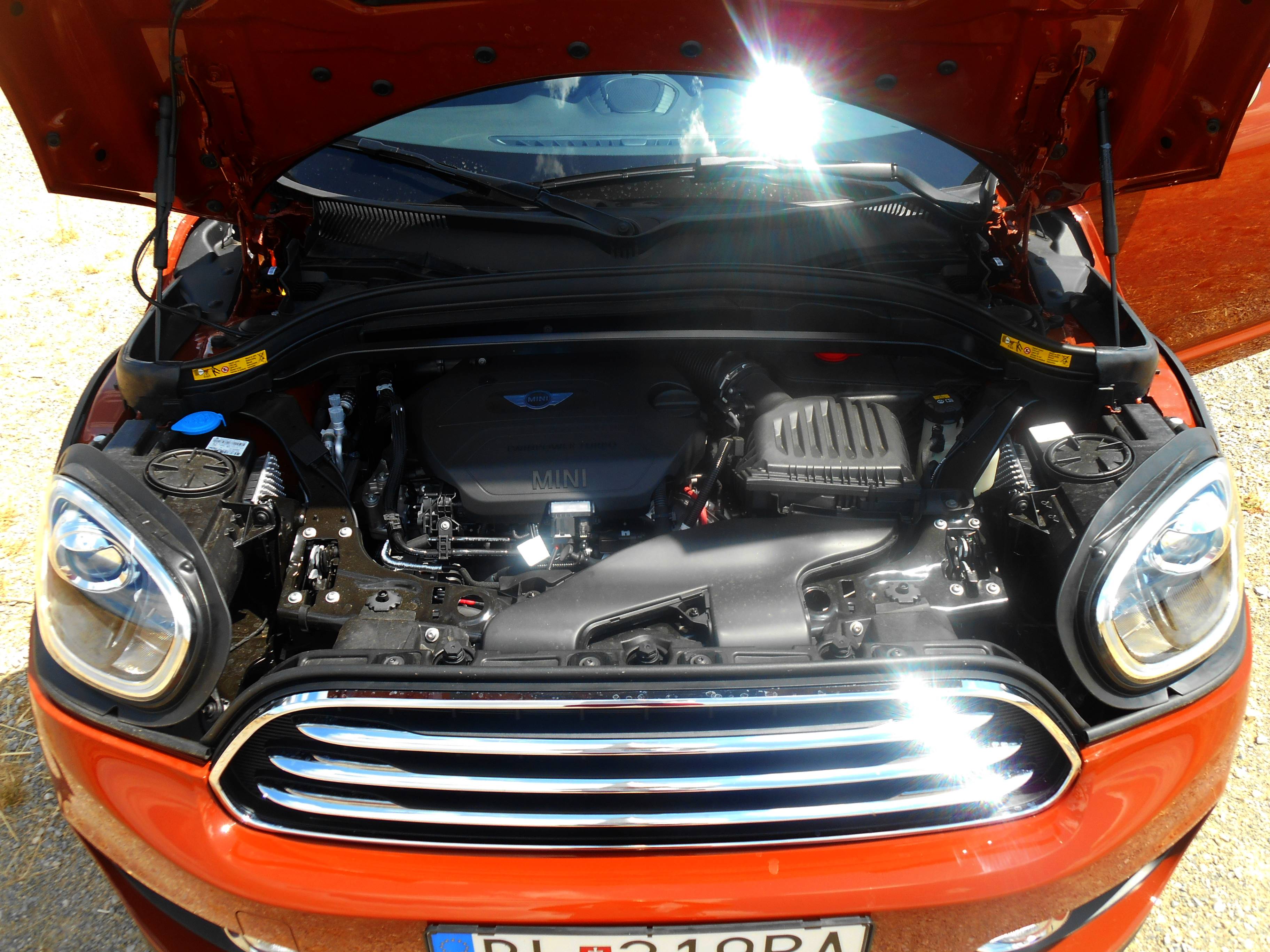 Mini Countryman D poháňa dvojlitrový naftový štvorvalec s výkonom 110 kW (150 k) a krútiacim momentom 330 Nm.