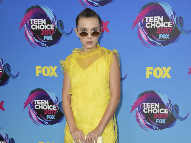 Herečka Millie Bobby Brown v kreácii Kenzo. 
