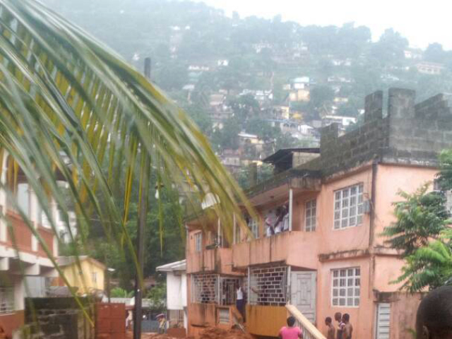 sierra leone, zosuv, lejak, freetown, slum, bahno
