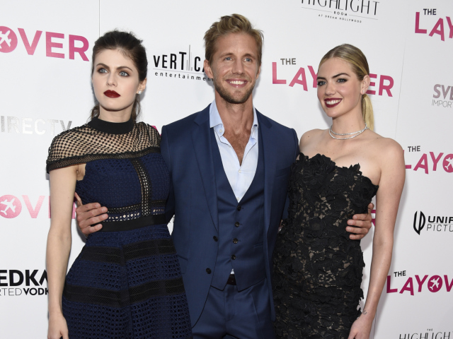 Herec Matt Barr a jeho kolegyne Alexandra Daddario (vľavo) a Kate Upton.