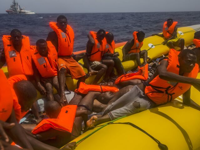 migranti, more, stredozemné, utečenci, plťka