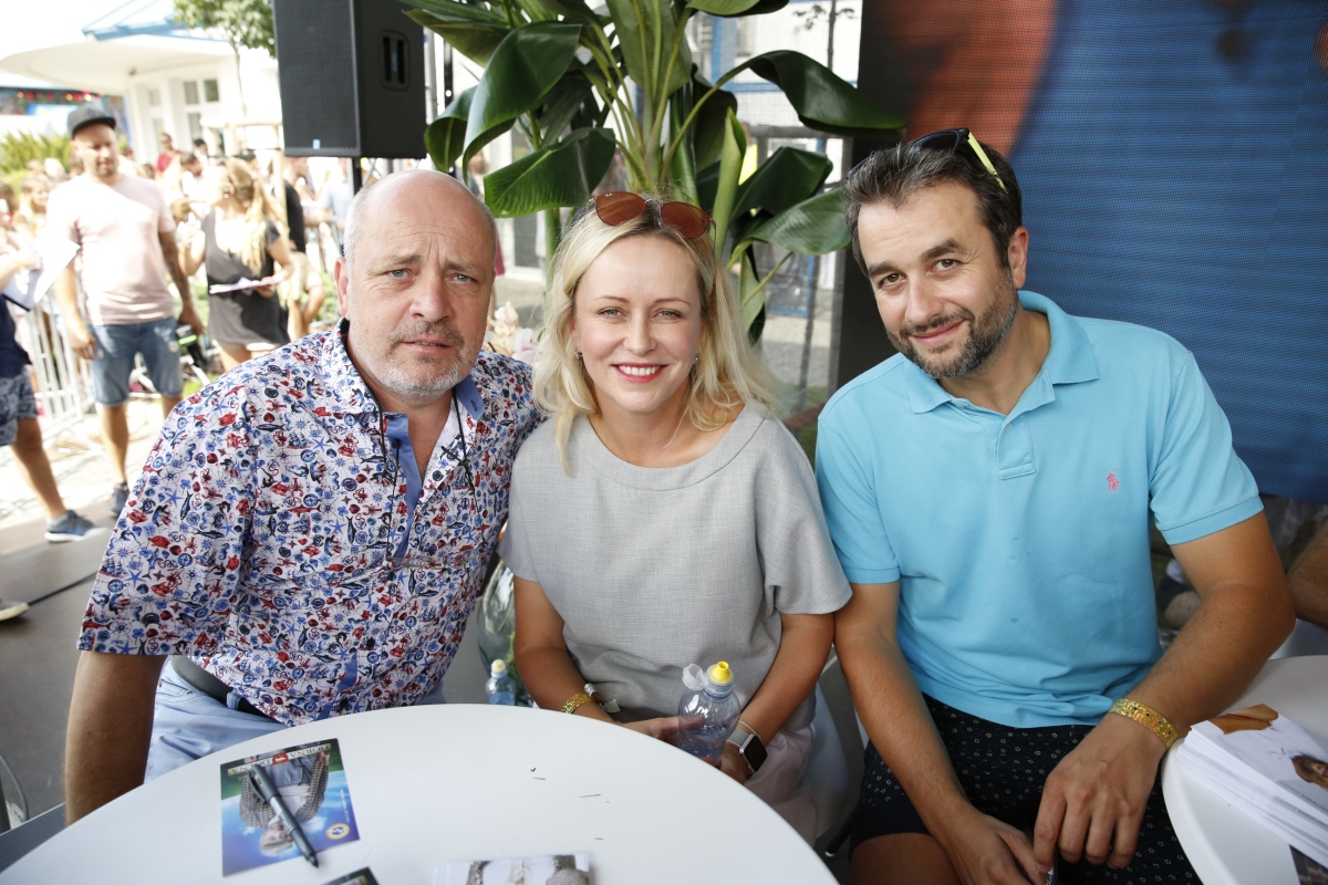Zľava: Herecké trio Matej Landl, Michaela Čobejová a Vladimír Kobielsky. 