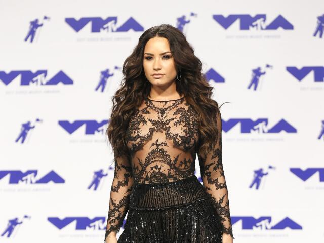Speváčka Demi Lovato si obliekla priehľadnú kreáciu Zuhair Murad.