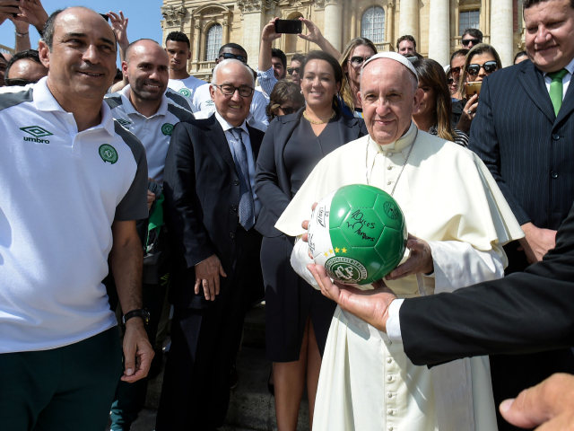 Pápež František prijal futbalový tím Chapecoense.