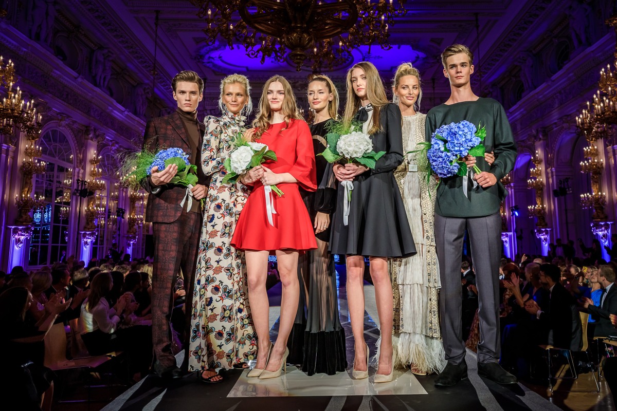 Topmodelky a nové tváre pekne pokope. Zľava: Víťaz za Česko Václav Chvojka, modelka Zuzana Stráska, víťazka za Česko Leontýna Šiřinová, topmodelka Linda Vojtová, slovenská víťazka Natša Košťová, topmodelka Michaela Kocianová a slov