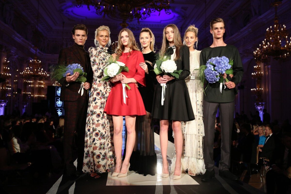 Zľava: Víťaz za Česko Václav Chvojka, modelka Zuzana Stráska, víťazka za Česko Leontína Šiřinová, topmodelka Linda Vojtová, slovenská víťazka Natša Košťová, topmodelka Michaela Kocianová a slovenský víťaz Matúš Gašparík. 