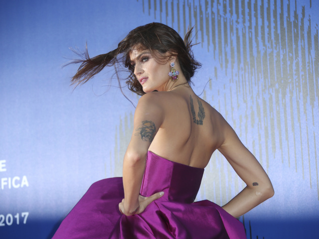 Aj brazílska modelka Isabeli Fontana musela bojovať s vetrom. 