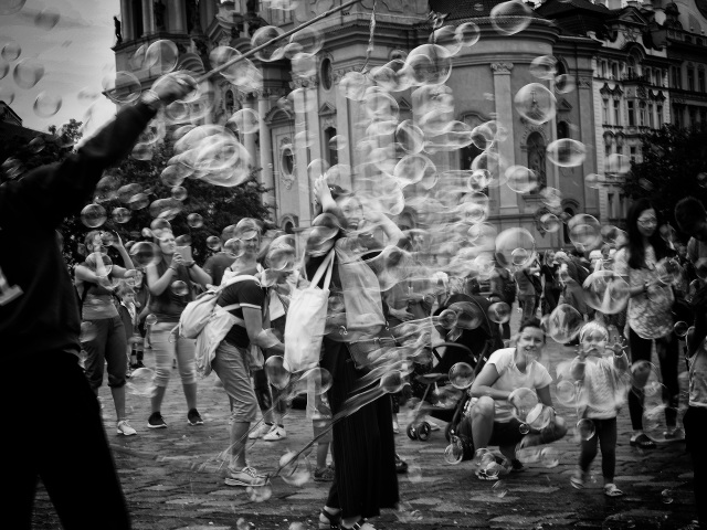Praha 2017 – Staromestské námestie. Fotografia Andreja Belovežčíka, ktorá získala Grand Prix na Slovak Press Photo 2017.