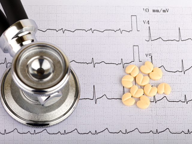 srdce, rytmus, EKG, arytmia, liek, pilulka, fonendoskop