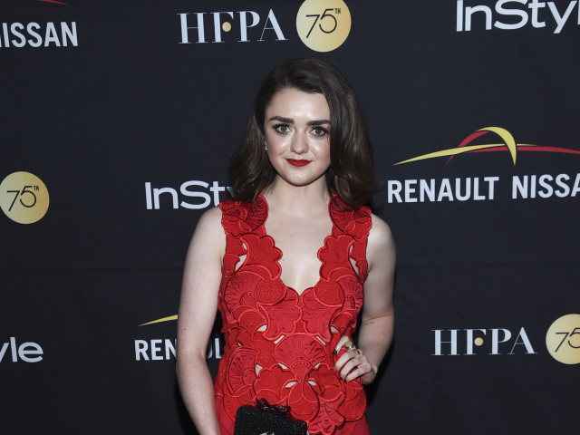 Herečka Maisie Williams prišla v šatách Emporio Armani. 