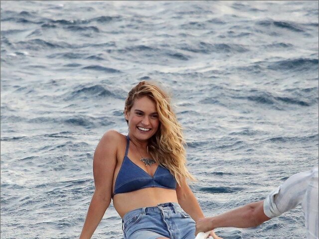 Herečka Lily James pri nakrúcaní filmu Mamma Mia! v Chorvátsku. 