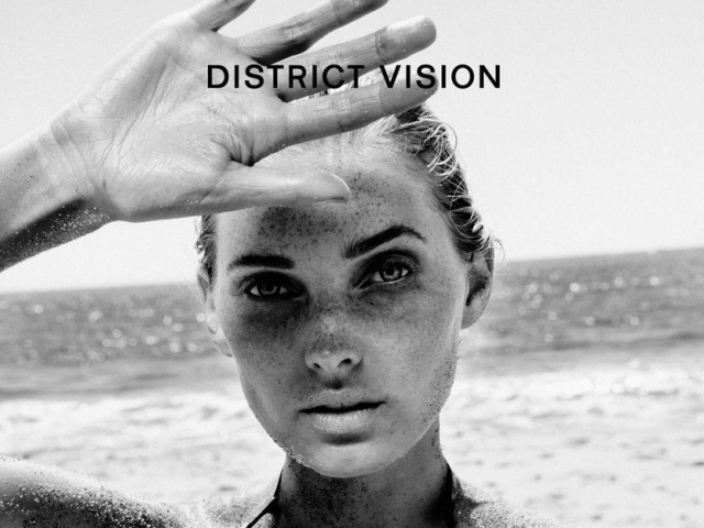 Topmodelka Elsa Hosk sa vyzliekla donaha v rámci kampane na kolekciu okuliarov od značky District Vision.