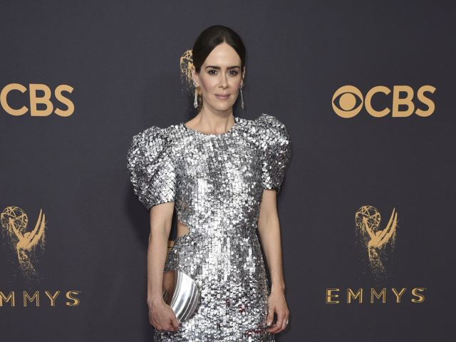 Herečka Sarah Paulson sa trblietala v kreácii Carolina Herrera. 