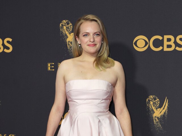 Ocenená Elisabeth Moss v šatách z dielne dizajnéra Prabala Gurunga. 