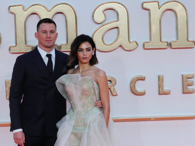 Channing Tatum (v obleku Salvatore Ferragamo) a jeho manželka Jenna Dewan