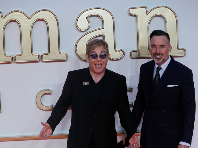 Spevák Elton John a jeho partner David Furnish spoločne na filmovej premiére.