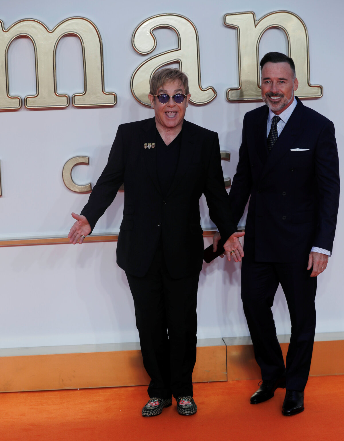 Spevák Elton John a jeho partner David Furnish spoločne na filmovej premiére.