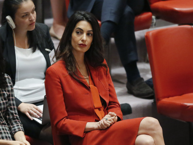 Ľudsko-právna advokátka Amal Clooney na póde Organizácie spojených národov. 