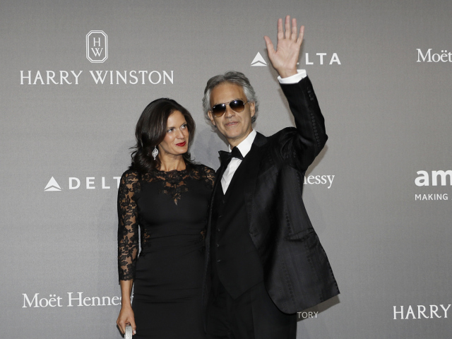 Spevák Andrea Bocelli a jeho manželka Veronica Berti.