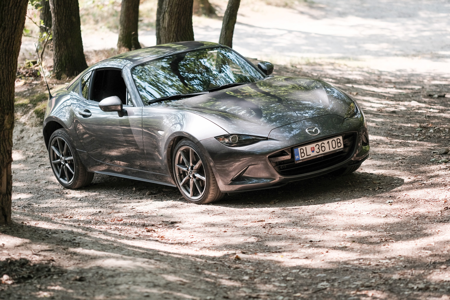 Pevná strecha MX-5 pristane.