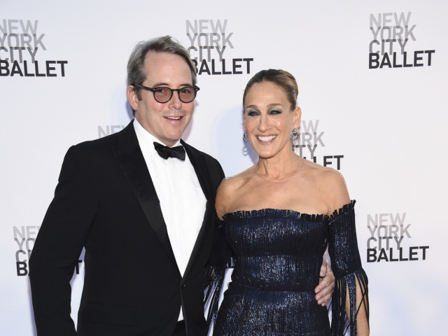 Herečka Sarah Jessica Parker (v šatách Monse) a jej manžel Matthew Broderick.