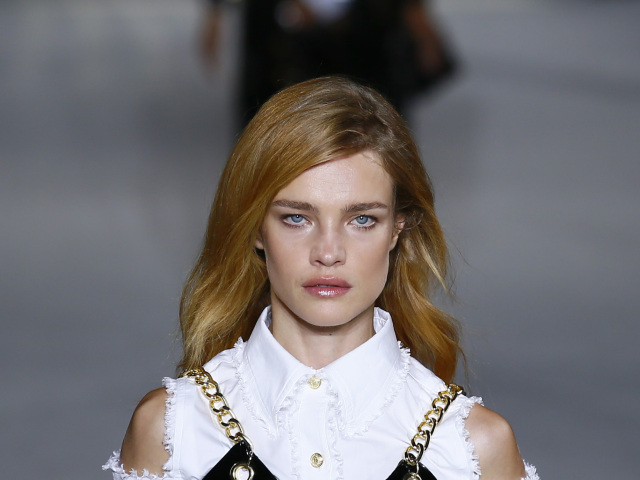 Topmodelka Natalia Vodianova na prehliadke Balmain Jar/Leto 2018.