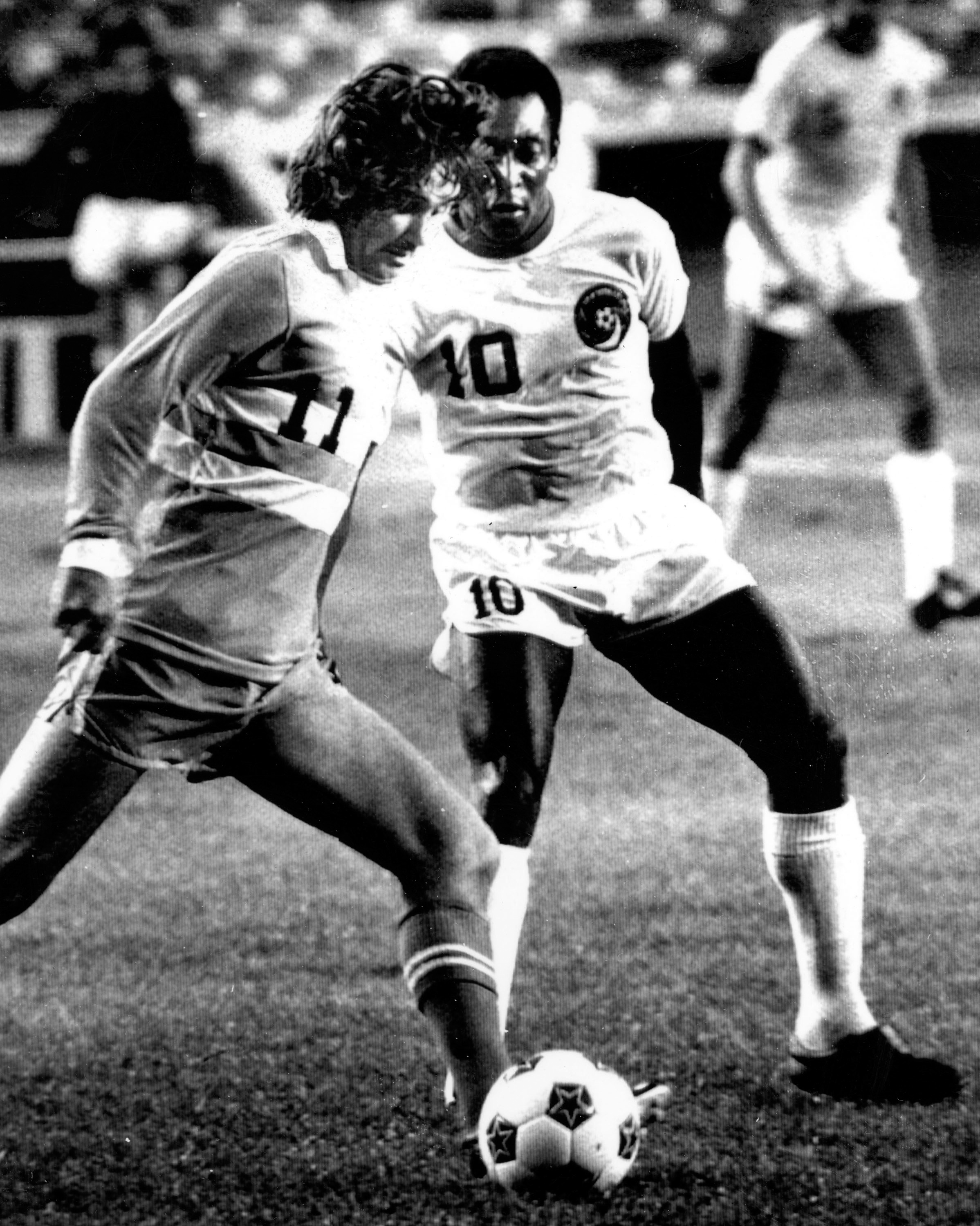 Pelé v súboji s Georgeom Bestom v máji 1976.