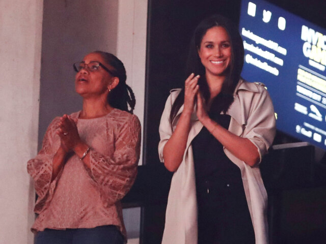 Meghan Markle (vpravo) a jej mama Doria sledovali spoločne záver Invictus Games. 