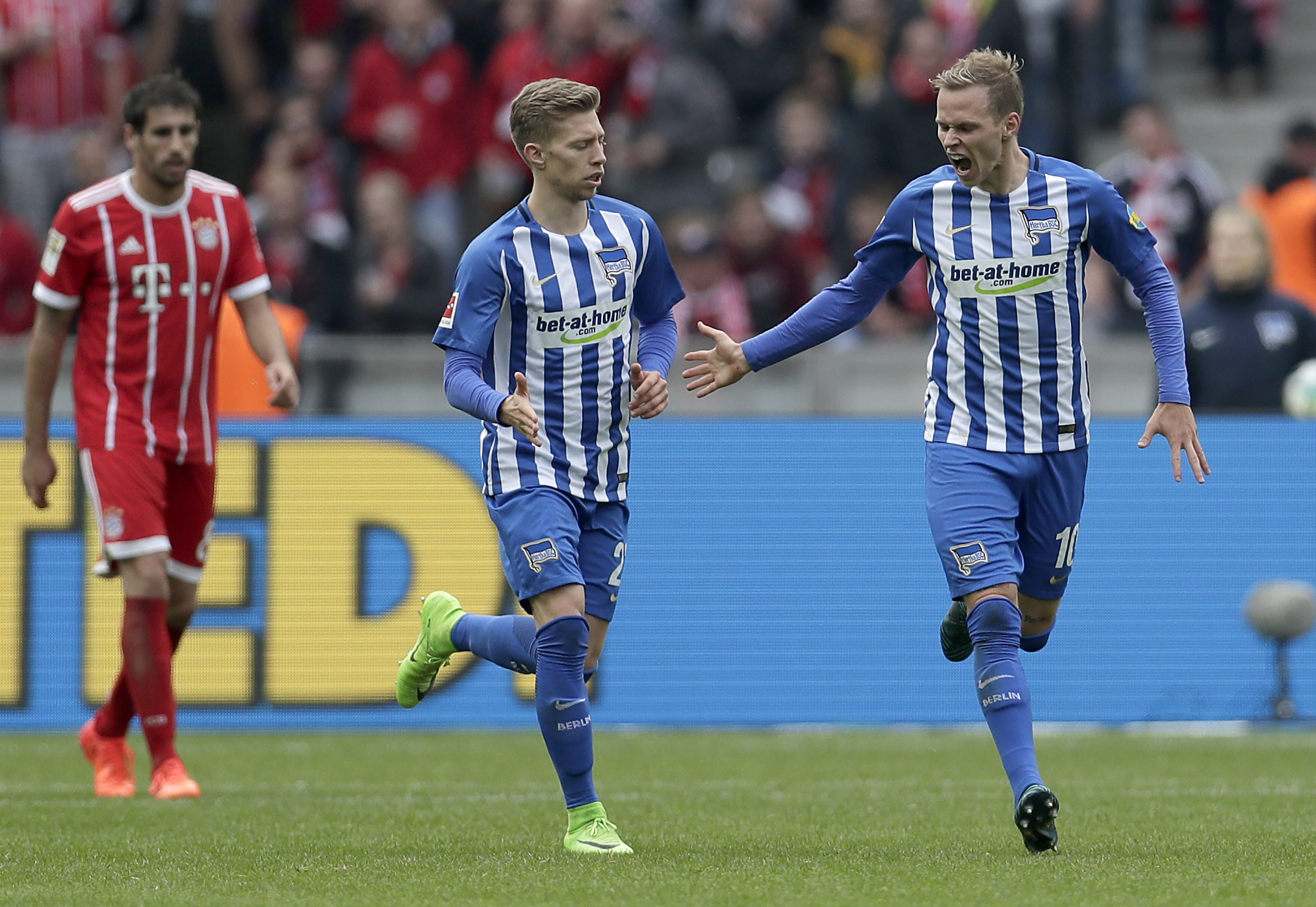 Ondrej Duda (vpravo) sa teší zo svojho premiérového bundesligového gólu v kariére.