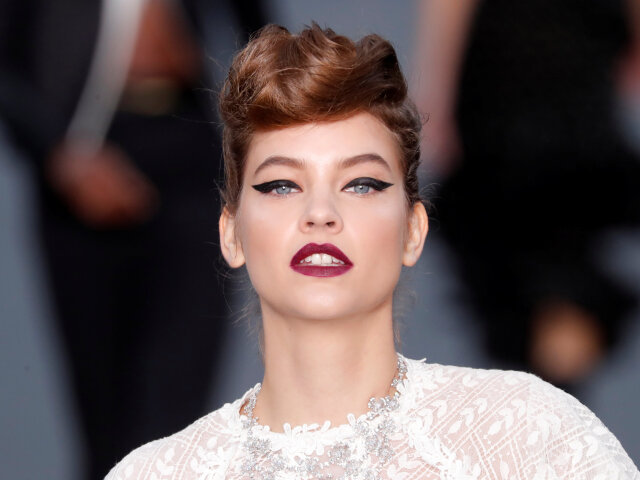 Maďarská topmodelka Barbara Palvin počas módnej prehliadky v Paríži. 