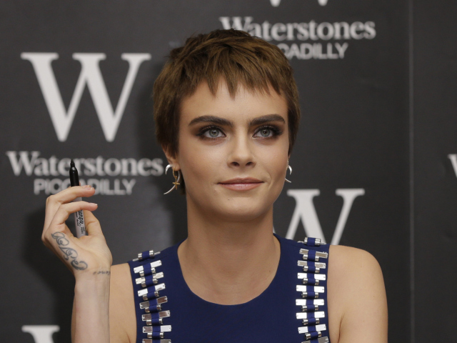 Modelka, herečka a teraz už aj spisovateľka Cara Delevingne podpisovala svoju knihu Mirror, mirror. 