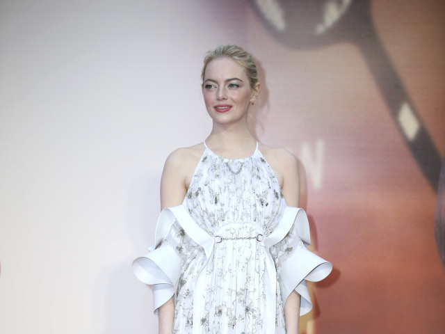 Herečka Emma Stone v kreácii Louis Vuitton. 