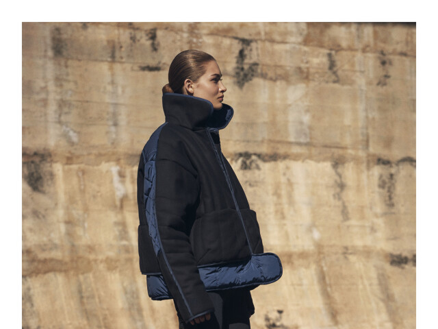 Jeseň môžete zvládnuť aj v štýlovej, no pritom funkčnej vetrovke. Model na snímke H&M Studio. 