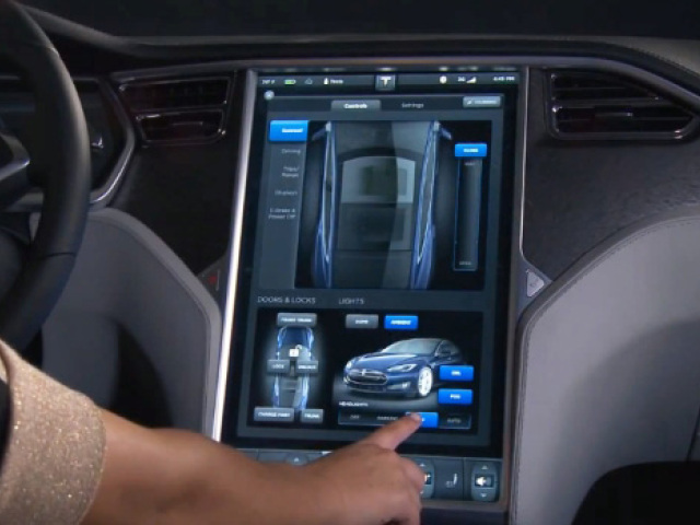 Tesla-Screen-Opening